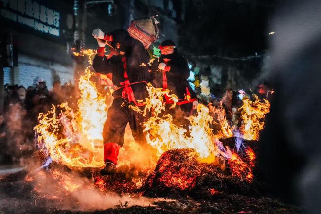 传承千年不变的是莆田人的勇敢和团结九游会网址是多少摆棕轿踏火闹元宵(图4)